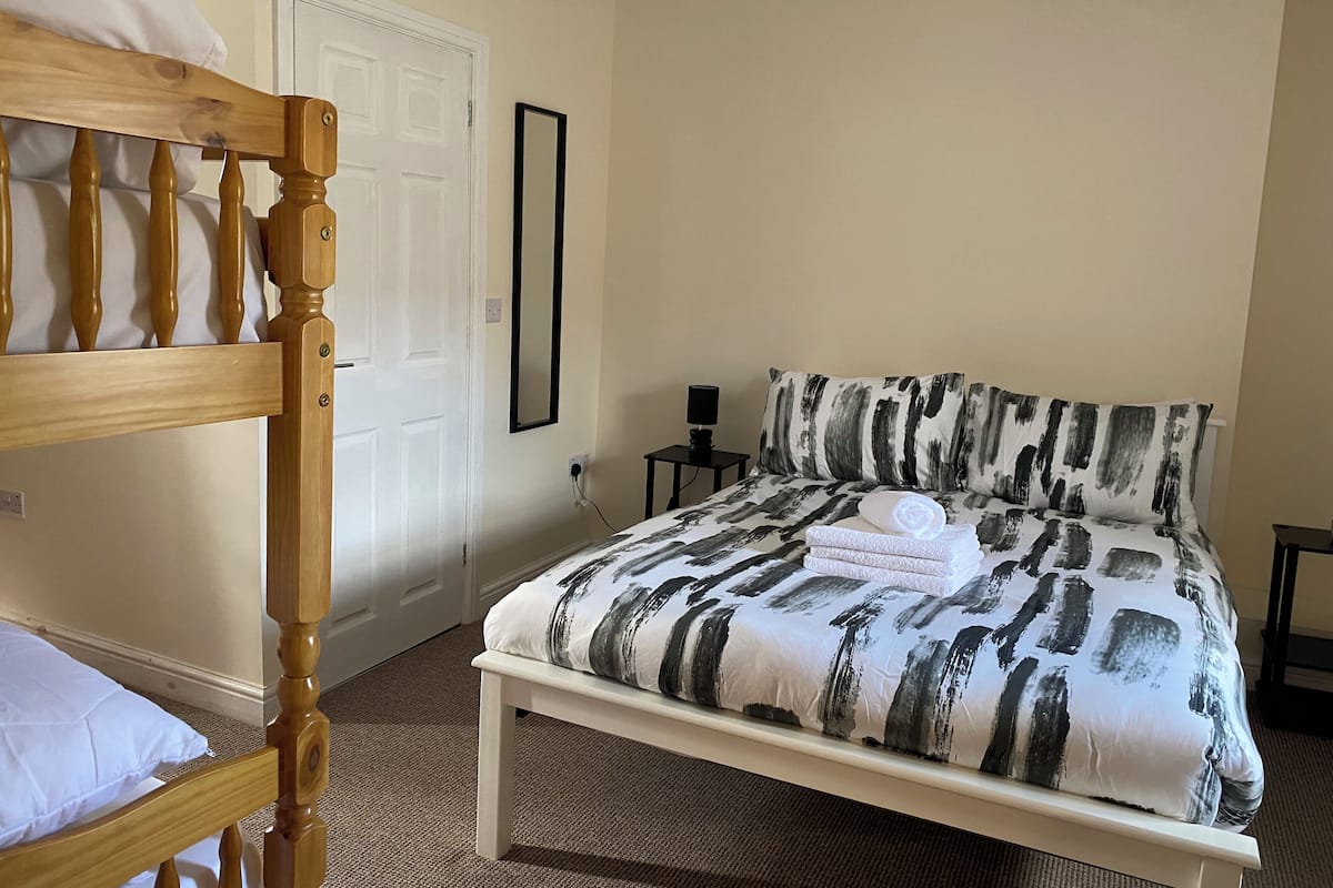 Chambre quadruple, vue sur la cour intérieure | AccÚs au Wi-Fi (inclus)