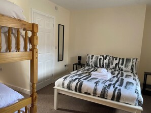 Quadruple Room, Courtyard View | Free WiFi - Prince Of Wales Rooms (Llangollen)