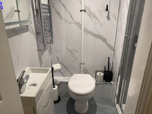 Shower, towels, soap, shampoo - Prince Of Wales Rooms (Llangollen)