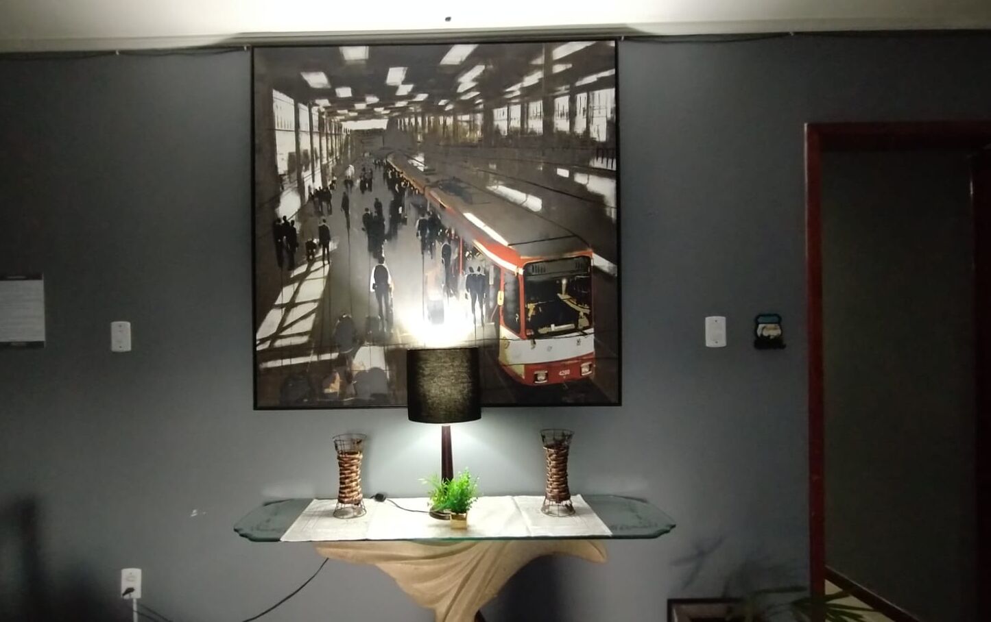 Meja kerja, ruang kerja ramah laptop, dan tirai kedap cahaya