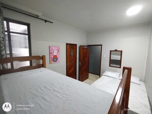 Desk, laptop workspace, blackout curtains, free WiFi - Duque Hostel (Belém)