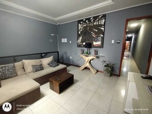 Desk, laptop workspace, blackout curtains, free WiFi - Duque Hostel (Belém)