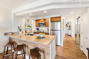 Frigorífico, microondas, horno y lavavajillas