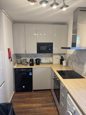 Fridge, microwave, oven, stovetop - Modern 1 bedroom near Camden (Greater London)