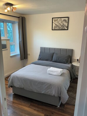 1 bedroom, iron/ironing board, free WiFi, bed sheets - Modern 1 bedroom near Camden (Greater London)