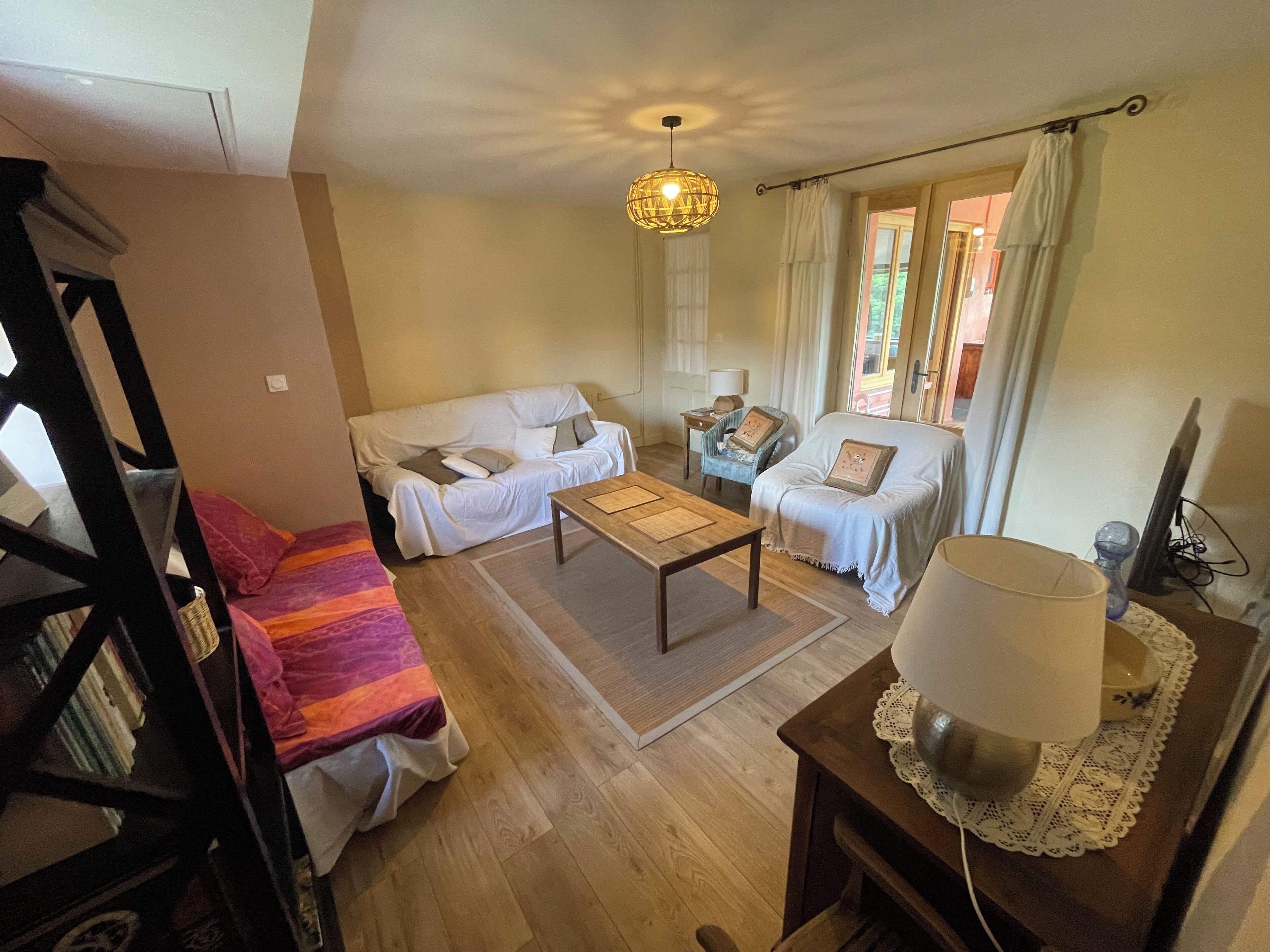 Smart-TV, DVD-spiller, bordtennis og bøker