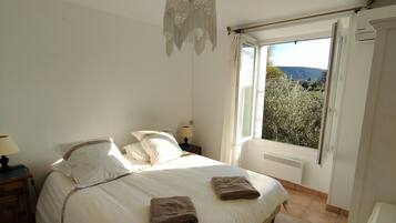 3 slaapkamers, een strijkplank/strijkijzer, reisbedje, gratis wifi