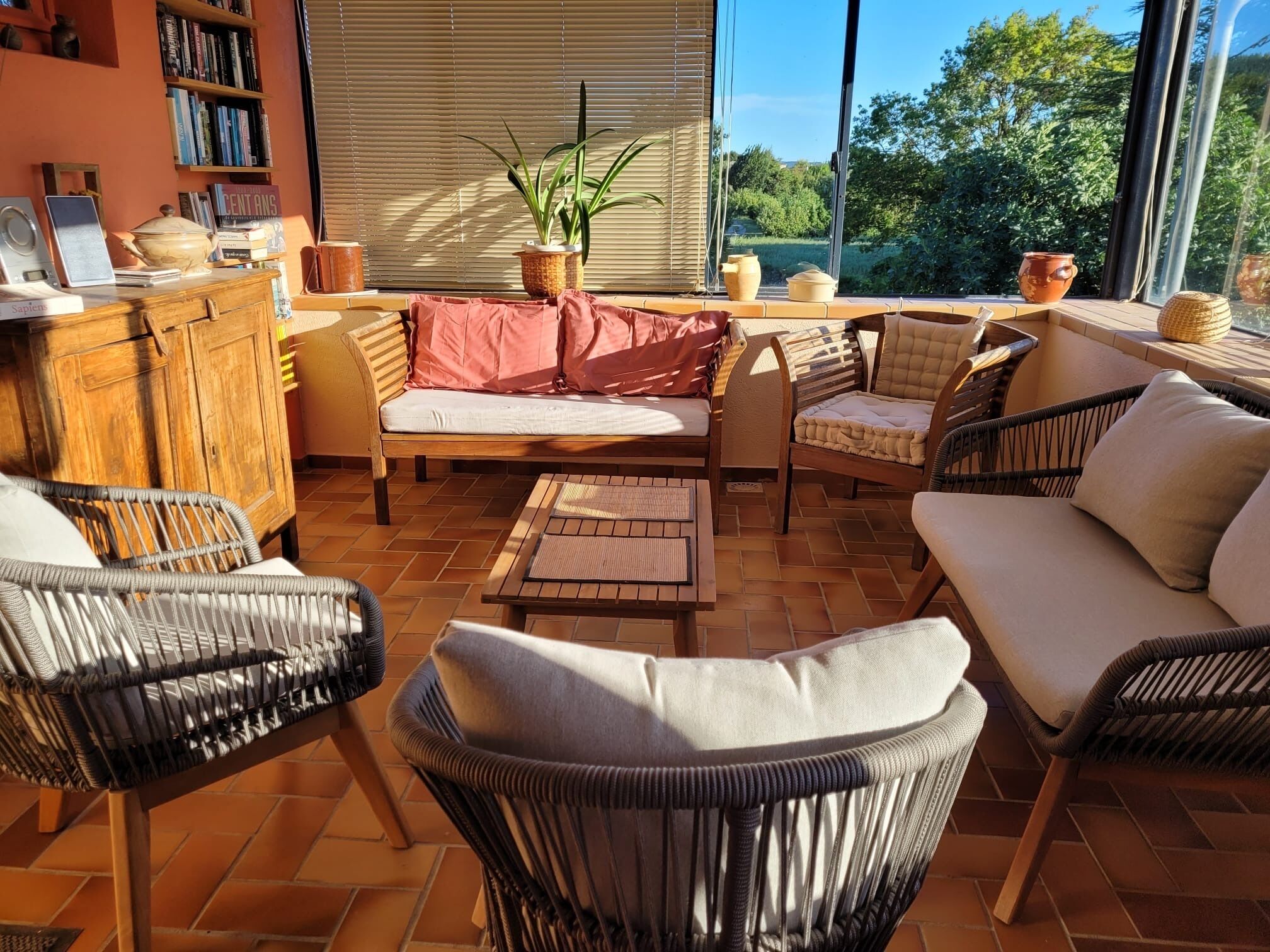 TV connectée, lecteur de DVD, table de tennis de table, livres