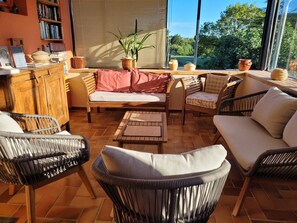 Smart TV, DVD player, mesa de pingue-pongue, livros