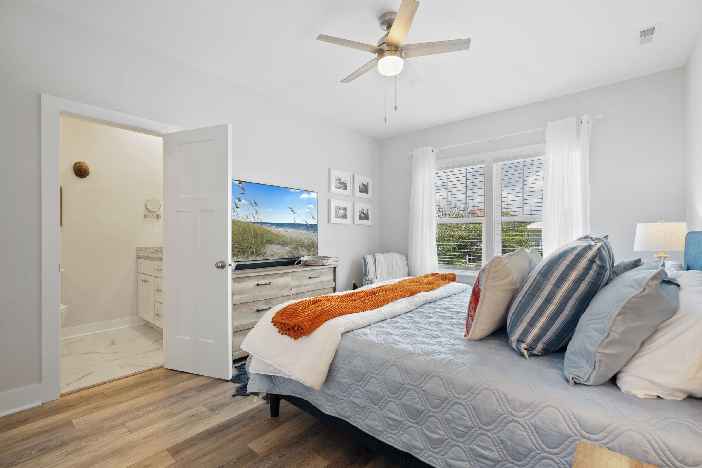 4 quartos, ferros/tábuas de passar roupa, berço de viagem