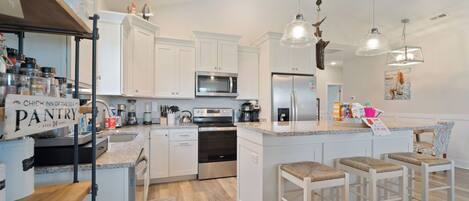 Refrigerador, microondas, horno y parrilla de estufa