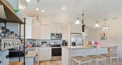 Chick-Inn of the Sea: Enjoy the Private Pool at This Dog-Friendly Third Row Home