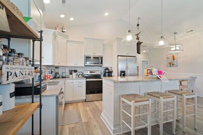 Chick-Inn of the Sea: Enjoy the Private Pool at This Dog-Friendly Third Row Home