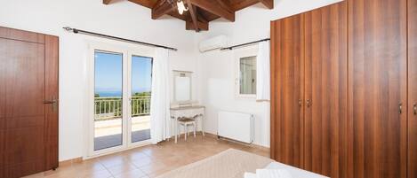 2 bedrooms, iron/ironing board, WiFi