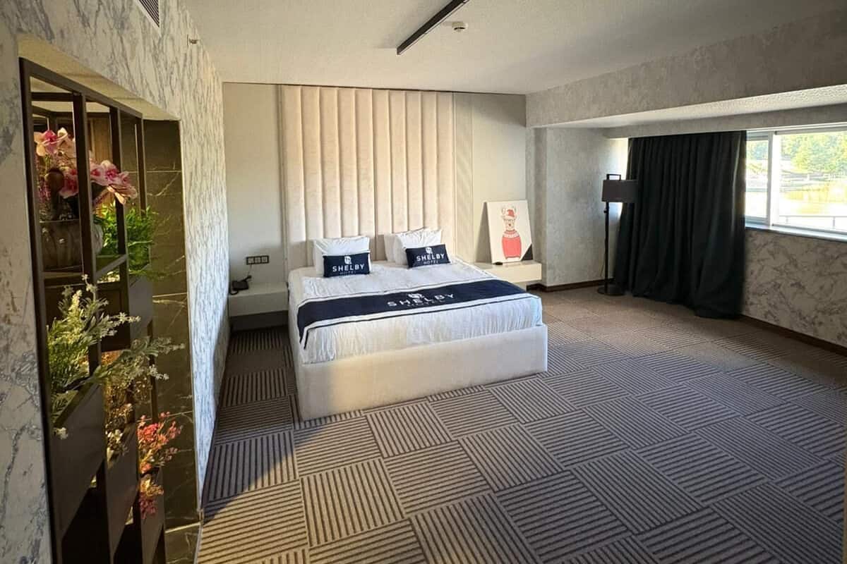 Junior King Suite | 1 bilik tidur, cadar kapas Mesir, peralatan tempat tidur premium, meja