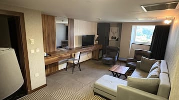 Suite junior | Zona de estar | Televisión LED de 82 cm con canales por cable