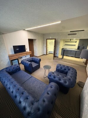 Junior King Suite | Oleskelualue | 82–senttinen LED-televisio, jossa kaapelikanavat