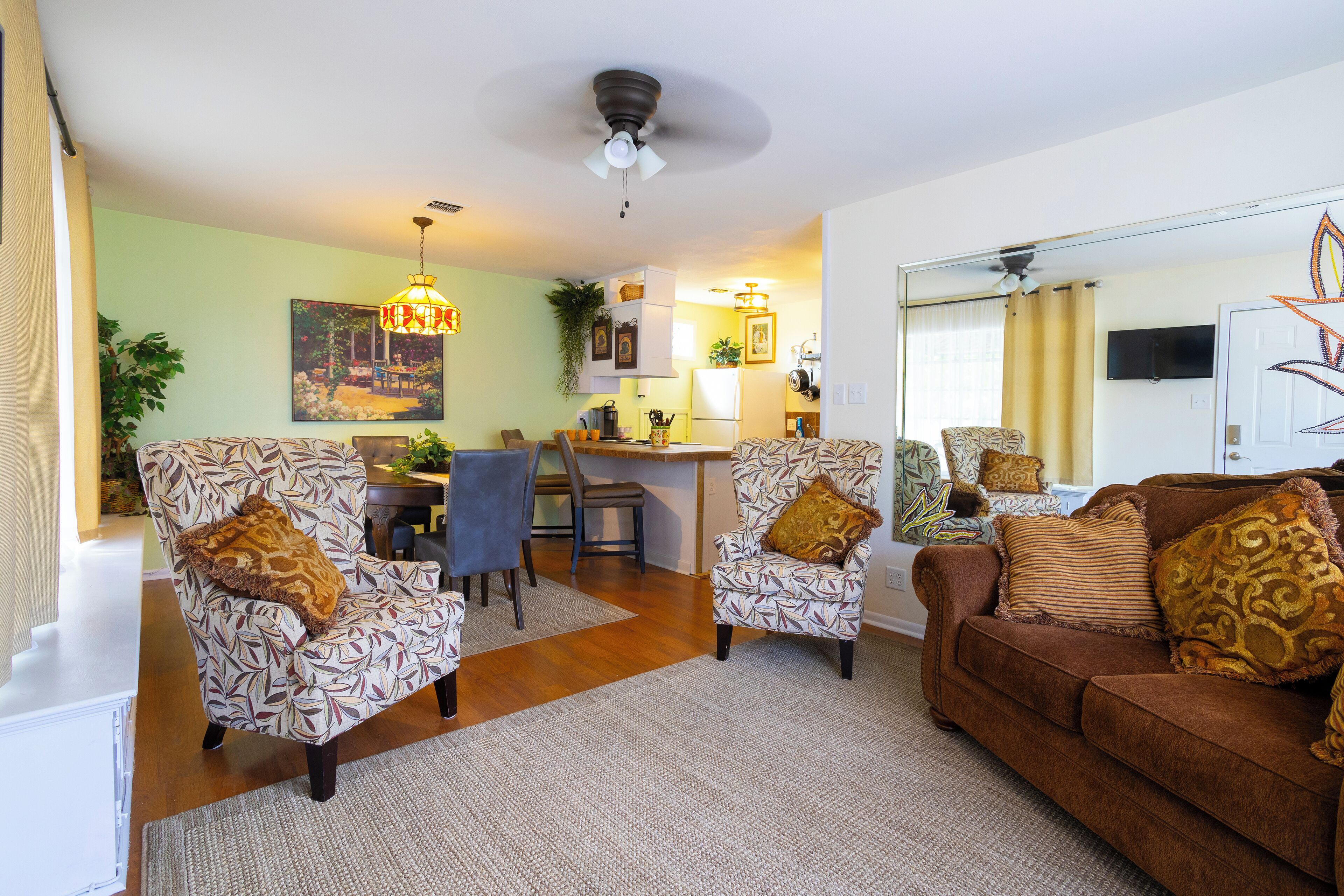 Mariposa Monarch – 2 BDR Southern Charmer, Walk to River, Park, & Dining!