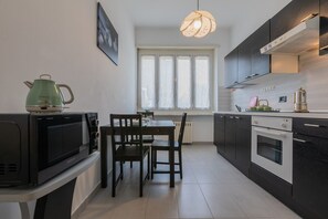 Fridge, microwave, oven, coffee/tea maker