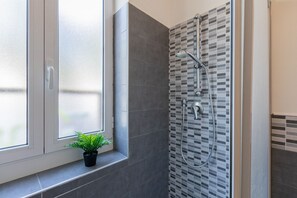 Douche, sĂšche-cheveux, serviettes fournies