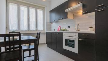 KĂŒhlschrank, Mikrowelle, Ofen, Wasserkocher mit Kaffee-/Teezubehör