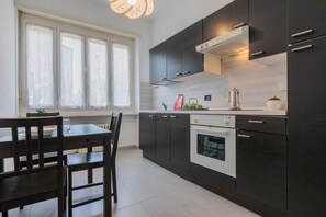 Kylskåp, mikrovågsugn, ugn och kaffe- och tebryggare