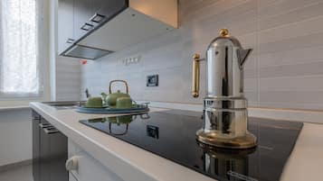 KĂŒhlschrank, Mikrowelle, Ofen, Wasserkocher mit Kaffee-/Teezubehör