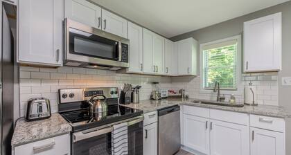 Fast Wifi • Newly Renovated ~ Downtown Raleigh