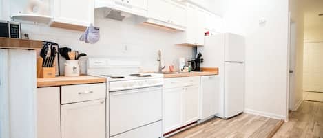 ثلاجة، ميكروويف، فرن، موقد طهي مسطح