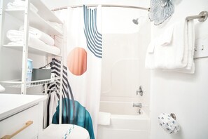 Hårføner, håndklær, såpe og sjampo