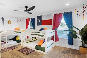 5 habitaciones, caja de seguridad en la habitación y escritorio