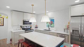 ثلاجة، ميكروويف، فرن، موقد طهي مسطح