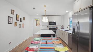 ثلاجة، ميكروويف، فرن، موقد طهي مسطح