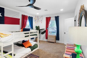 5 Schlafzimmer, Zimmersafe, Schreibtisch, Bügeleisen/Bügelbrett