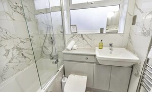 คอทเทจ | ห้องน้ำ | อ่างอาบน้ำและฝักบัวแยกจากกัน, อ่างอาบน้ำแบบแช่ตัว, ไดร์เป่าผม