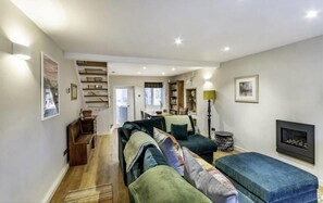 คอทเทจ | บริเวณนั่งเล่น | เตาผิง