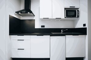 Frigorifero, microonde, forno, piano cottura