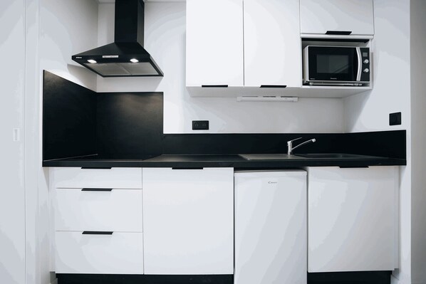 Fridge, microwave, oven, coffee/tea maker