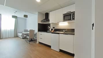 Een koelkast, een microgolfoven, een oven, een kookplaat