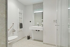 Shower, towels - Appart'hôtel Saint-Denis, Appartement 11 (Châteauroux)