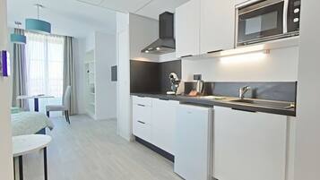 Frigorífic, microones, forn i placa de cuina