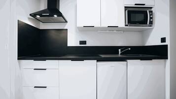 Een koelkast, een microgolfoven, een oven, een kookplaat