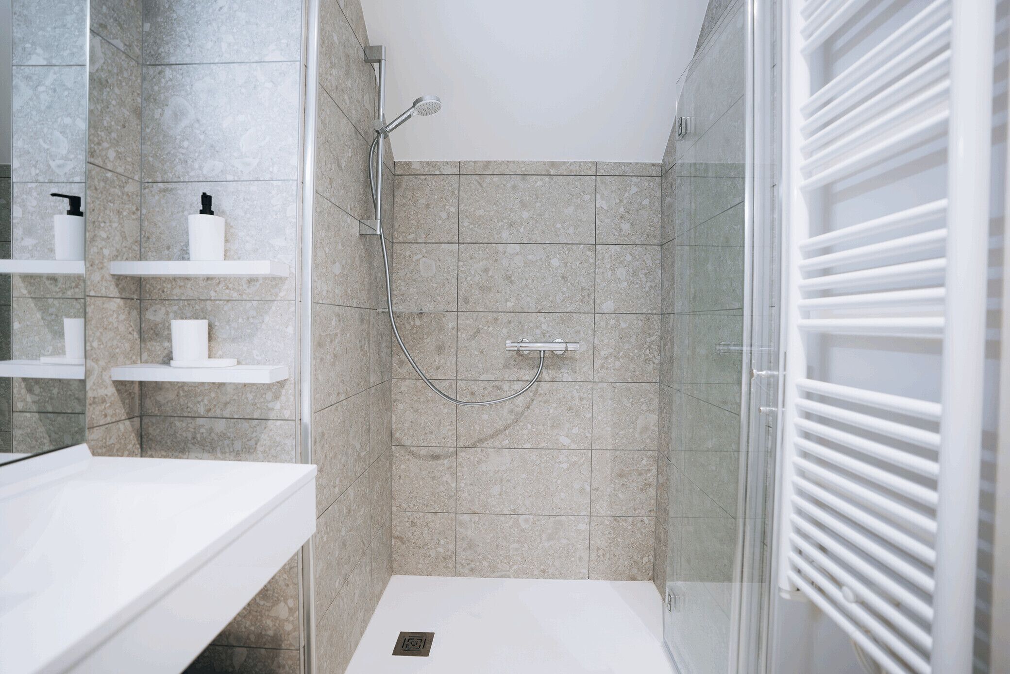 Een douche, handdoeken