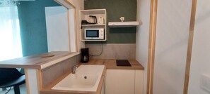 Kjøleskap, mikrobølgeovn, kaffetrakter/tekoker og vannkoker