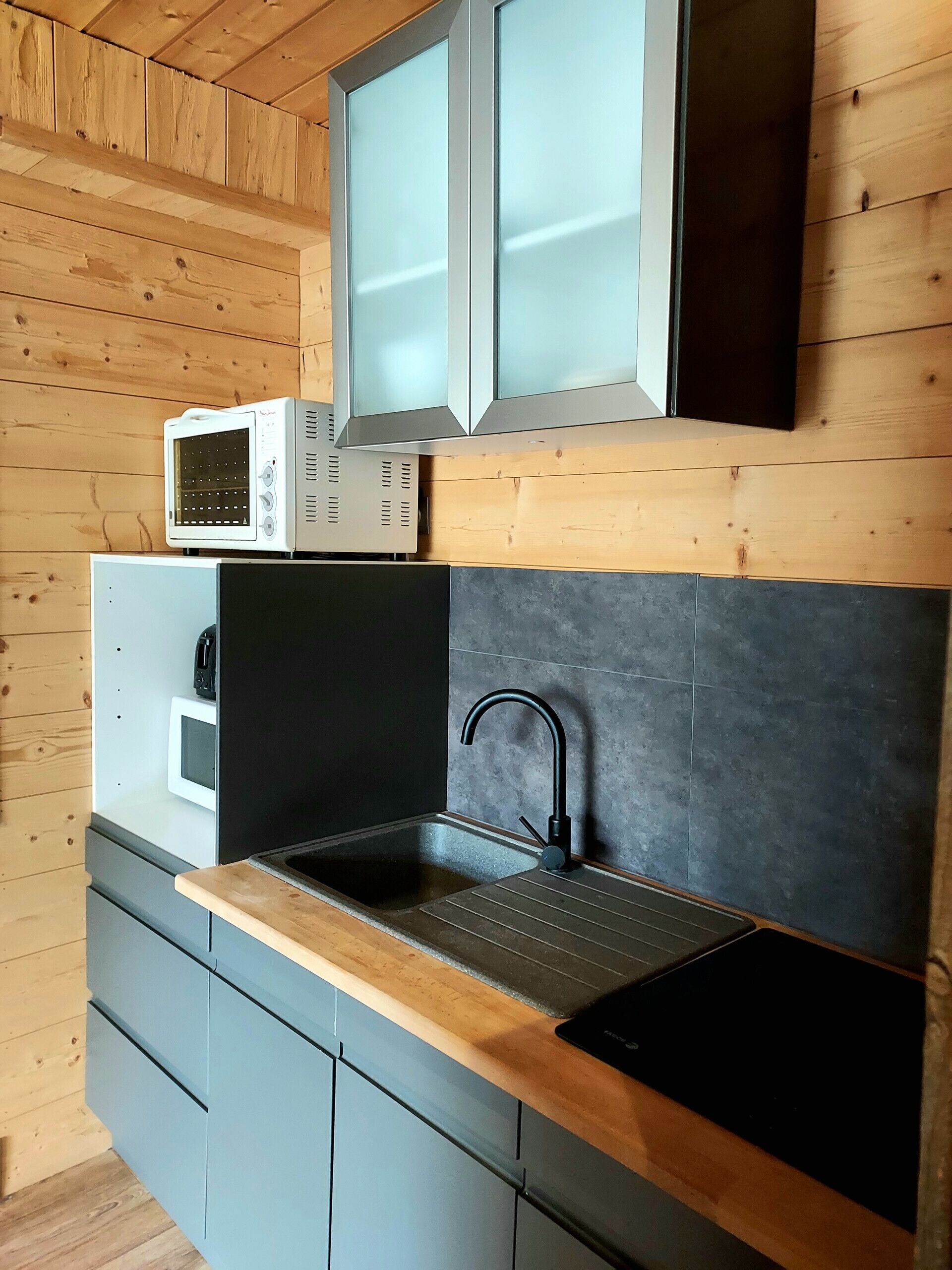 Kjøleskap, mikrobølgeovn, kaffetrakter/tekoker og kjøkkenutstyr