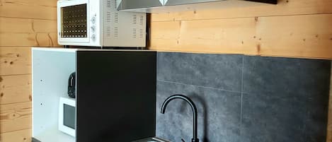 Réfrigérateur, micro-ondes, cafetière/bouilloire