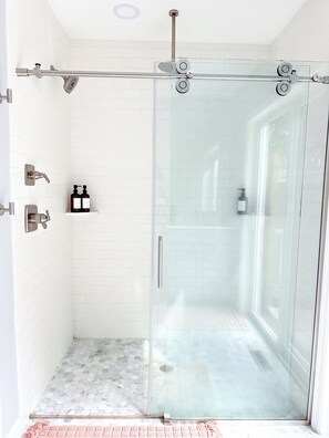 Douche, sèche-cheveux, serviettes fournies, savon