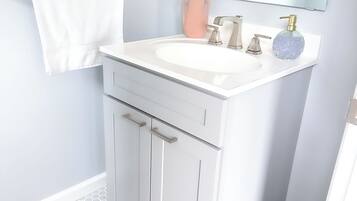 Ducha, secador de pelo, toallas, jabón