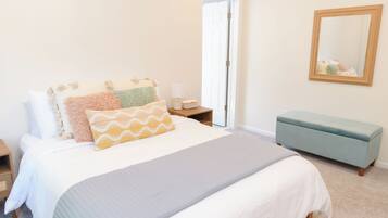 2 habitaciones, escritorio y tabla de planchar con plancha