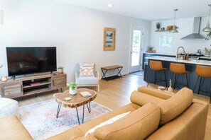 TV connectée, table de tennis de table, chaîne hi-fi